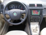 1Z0858069C 9B9 Rámeček pro navigaci - Škoda Octavia 2 s klimatronikem - černý