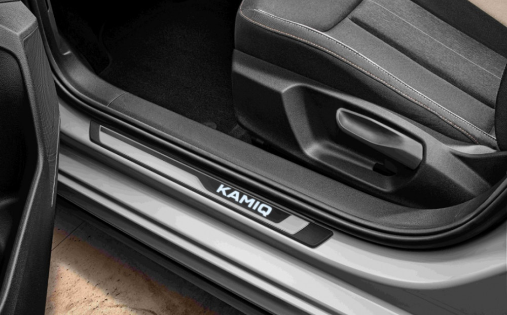 658071300 Kryt prahu bočních dveří s podsvícením Škoda Kamiq 