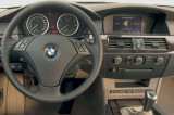 BMW-5-E60-2003-interier-s-OEM-autoradiem