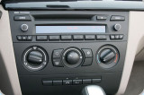 BMW-1-interier-s-OEM-autoradie-a-manualni-klimatizaci