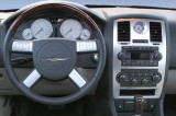 Chrysler-300C-interier-s-OEM-autoradiem