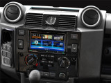 LAND-ROVER-Defender-interier-s-instalovanou-2DIN-navigaci