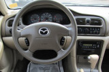 Mazda-626-interier-s-originalnim-autoradiem