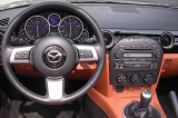 Mazda-MX-5-2005-2008-interier-s-OEM-autoradiem