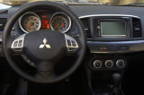 Ramecek-autoradia-Mitsubishi-Outlander-v-interieru