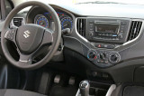 Suzuki-Baleno-II-interier-s-originalnim-autoradiem