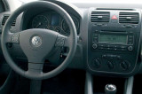 VW-Golf-IV-interier-s-OEM-autoradiem (1)