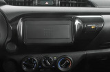 Toyota-Hilux-15-interier-s-pripravou-pro-montaz-autoradia